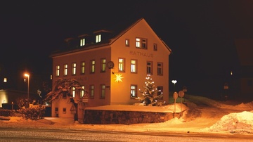 Rathaus Hartmannsdorf zur Weihnachtszeit - Jörg Tetzner